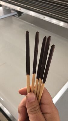 Καλή τιμή Μηχανή επικάλυψης μπισκότου Pocky με σοκολάτα Μοντέλο 900 450-500 τεμάχια ανά λεπτό σε απευθείας σύνδεση